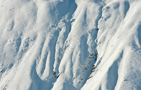 被雪覆盖的山坡背景图片