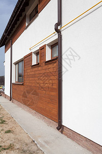 房子里有白墙和木板的新棕色铜排水沟图片