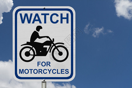 注意摩托车警告标志带有注意摩托车字样的道路警告标志和带有蓝天背景图片