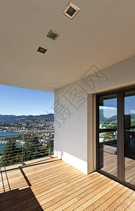 现代公寓可俯瞰湖景的阳台图片