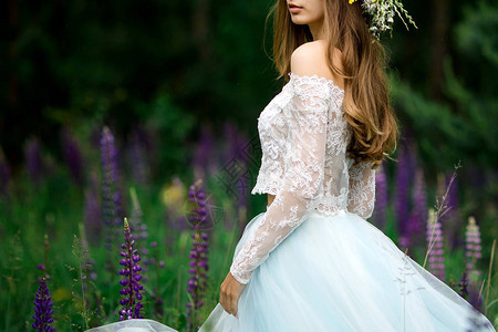 一件蓝色礼服的美丽的新娘图片