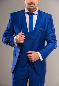 穿着时髦蓝西装和领带的帅哥在图片