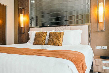 在旅馆卧室内的床上装饰床垫背景图片
