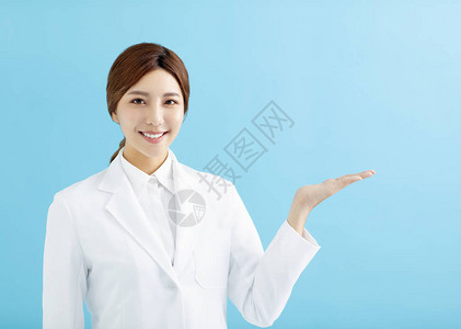 微笑的女药剂师医生与显示姿态图片