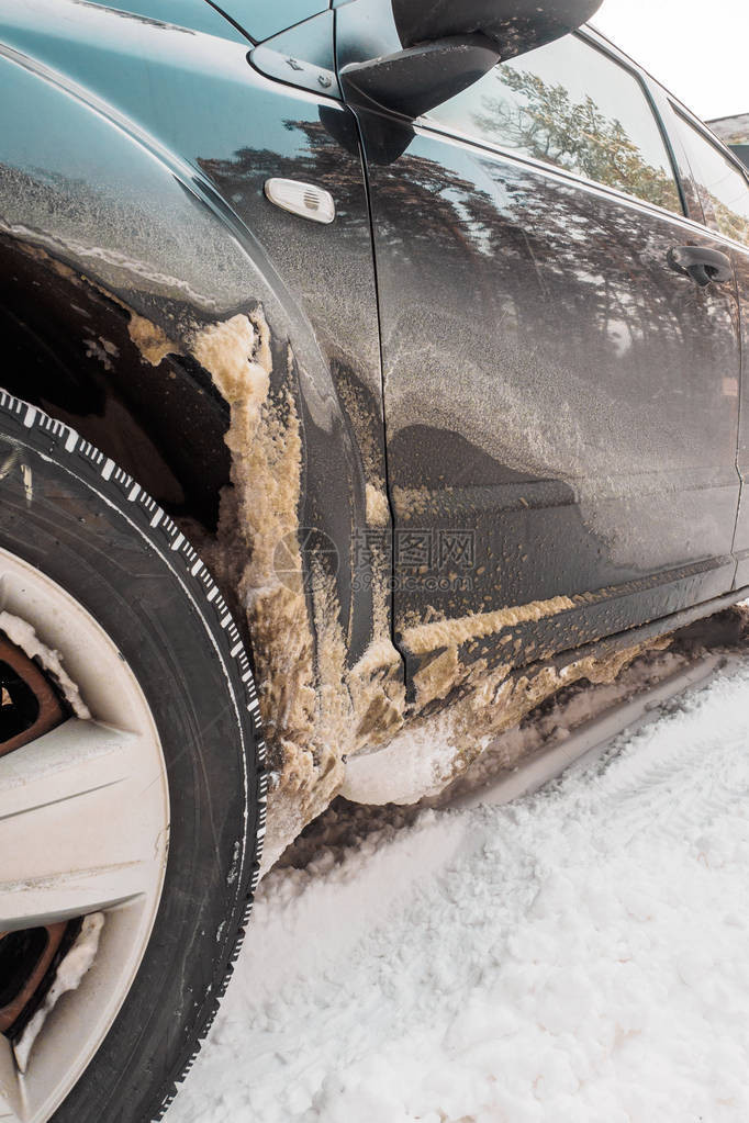 冬季路上的车胎满是雪早上雪瀑下雪图片