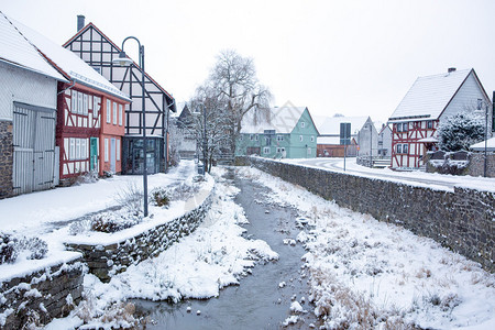 德国小村庄的冬季雪景图片