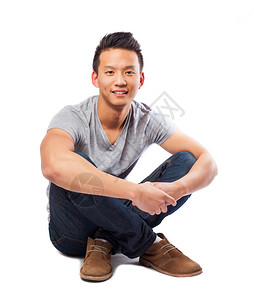 一个摆姿势坐着的亚洲男人的肖像图片