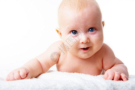 快乐婴儿在白色背景的毛地毯背景图片