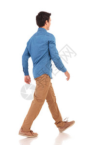 白色中行走的年轻休闲男子的背面视图背景图片