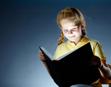 快乐的女学生阅读图片
