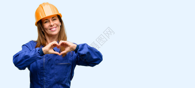 工程师建筑工人女快乐地用心形表达爱意图片