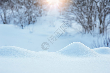 与雪堆和太阳的冬天背景图片