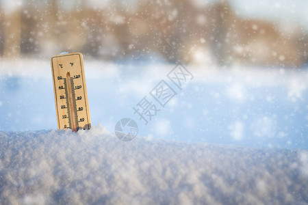 天气晴朗的雪中温度计寒冷的一天图片