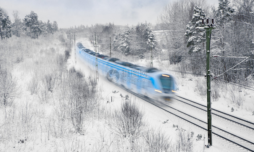 蓝色和白色通勤列车在图片