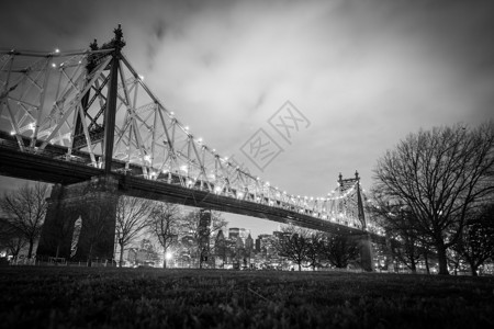 黑白的皇后桥和纽约天际线图片