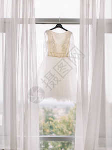 新娘房间衣架上的完美婚纱图片