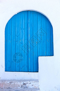 白色墙壁深蓝色的木门图片