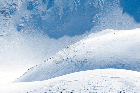 冬天的白山和阳光明媚的一插画