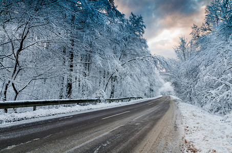 白雪皑的冬季道路冬季景观图片