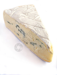 白色背景上的一块Cambozola软蓝纹布里干酪背景图片