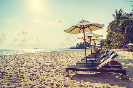 美丽的海滩和大海上的雨伞和椅图片