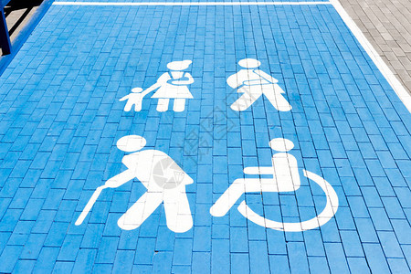 在购物中心停车场停车给残疾人停车的图片