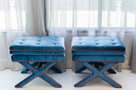 家里客厅里的古典蓝色椅子图片