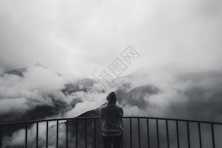 迷雾的秋天山峰的风景覆盖着雾和人图片