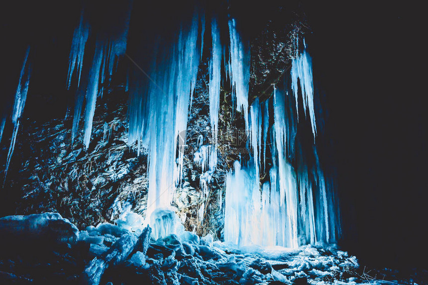 蓝冰在夜晚的岩石上美图片