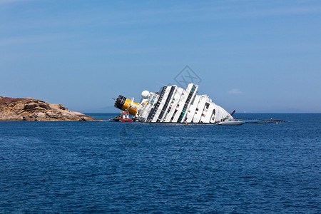 在2012113日海难后意大利Giglio岛海岸线的歌诗达协和号游轮这艘载有来自世界各地的4背景图片