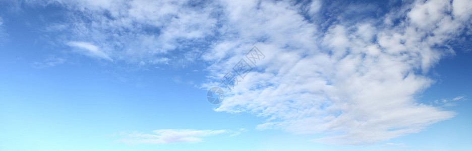 蓝天与云彩的全景图片