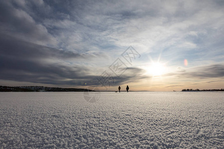 明亮的冬日阳光照在冰原上结冰的湖面的壮丽景色寒图片
