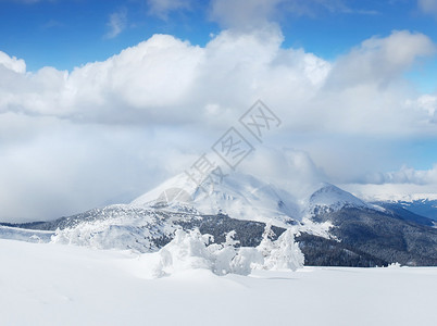 雪山和天空与云彩图片