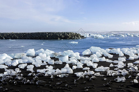 钻石海滩冰岛Jokulsarlon冰川泻湖附近黑色海滩上的冰岛的冰川图片