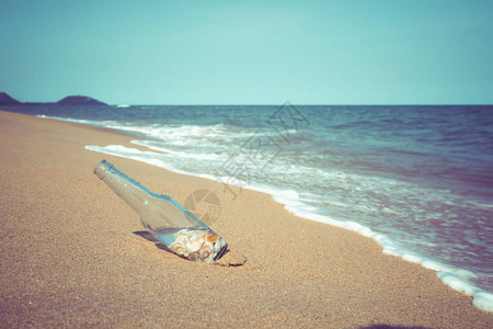 夏天的放松和休闲夏天在热带海滩带贝壳的瓶子图片