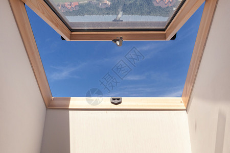 打开屋顶窗天白墙映衬蓝天背景图片