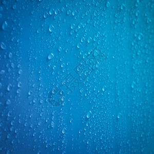 透明水滴或雨滴或蒸汽在固体背景上流动图片
