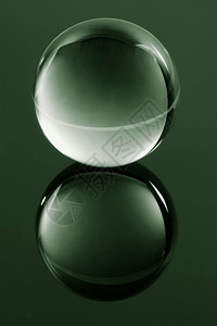玻璃上的玻璃透明球体图片
