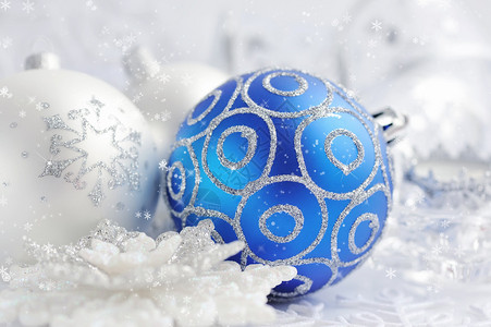 节日背景上的圣诞蓝色和银色装饰图片