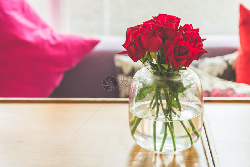 花瓶中的玫瑰花图片