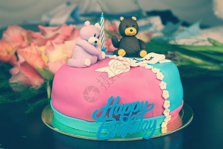 带熊和鲜花的生日蛋糕图片