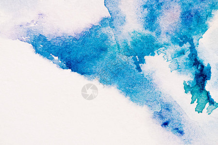 白色背景上蓝色水彩颜料的抽象画图片