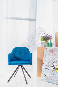 时尚房间里的蓝色现代椅子图片