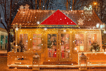 有装饰的木小屋在晚上圣诞节背景圣诞橱窗外的圣诞里图片