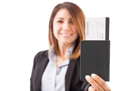 一名年轻的销售主管在关闭时交出护照和登机证图片