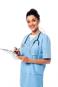 在剪贴板上写听诊器的非洲美护士在白纸背景图片