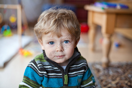 蓝眼睛和金发的小男孩图片