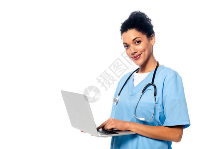 携带听诊器和笔记本电脑的非洲美护士微笑背景图片