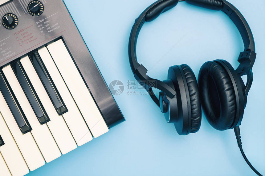 蓝色背景上的音乐键盘和音乐耳机图片
