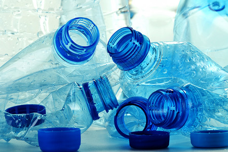 用塑料瓶矿泉水组成塑料废物图片